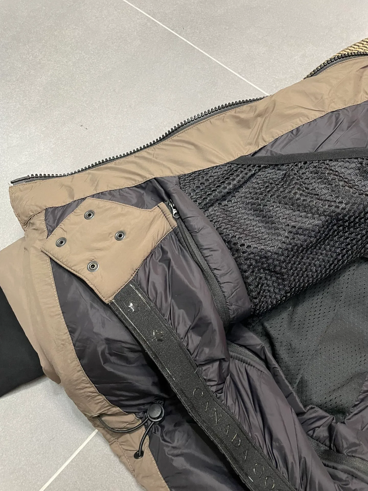 P860 Ouyang Nana second generation Canad goose black label down jacket is a must-have goose black label down jacket in the outerwear industry! The latest designer styles! The goose down jacket has always been a popular element of fashion and is loved by experts from all walks of life! Fashionable hooded cut, high-end customer-supplied fine goose down, high resilience, smooth zipper, strong and firm. Pockets on both sides can store small items, free your hands, and you can go out without worries. It can also meet the need of putting your hands in your pockets👏👏Produced by Big Goose, it can be used as a group uniform by many celebrities. This down jacket uses a double-layer anti-down lining design, which has strong windproof performance and will be very warm in winter! New standard 90% goose down filling, high fluffiness, windproof hooded design. When walking outdoors, pull the collar to the highest position, put your hands in the pockets and it will be very warm. It can be easily controlled by all body types! The interior is equipped with an elastic snow skirt design for better wrapping. The simple and neat style design highlights the masculine temperament. The impeccable style is classic and never goes out of style. It is warm and practical, and it is versatile! You can enter with your eyes closed!    Size: XS-XXL